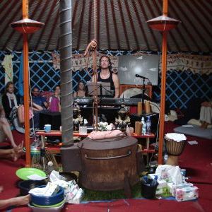 Mantra's zingen in de yurt, 2011